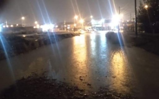Vecinos de Km. 5 denuncian que «no drena el agua, hay gente aislada y Defensa Civil no contesta»