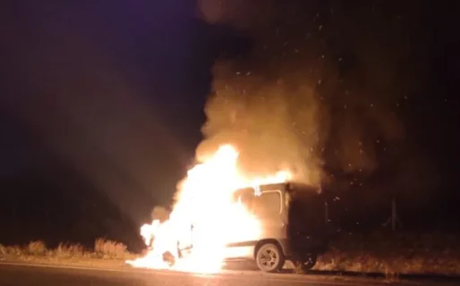 Viajaba a Trelew y se le prendió fuego la camioneta