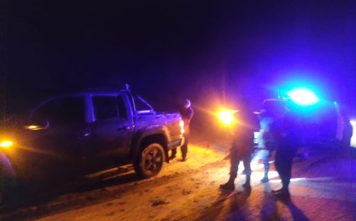 Debido a la acumulación de nieve, perdió el control de la camioneta y despistó