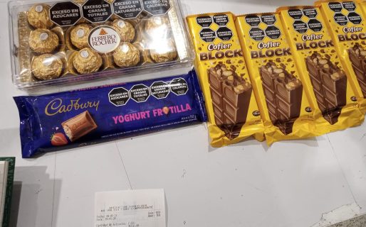 Intentaron robar cinco chocolates de un supermercado y fueron descubiertos