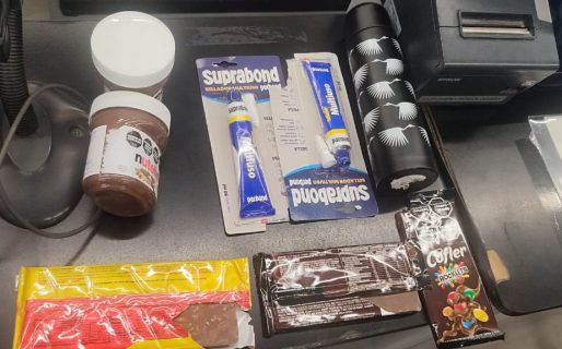 Detenida tras robar chocolates, pegamentos y un termo de un supermercado