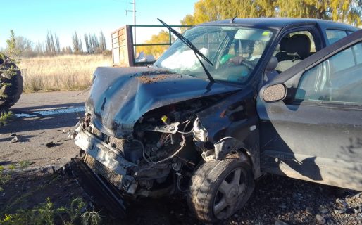 Chocaron un auto y un tractor y dos mujeres debieron ser trasladadas al Hospital