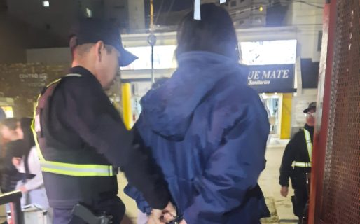 Le fue a pedir plata pese a tener prohibición de acercamiento y terminaron a las piñas