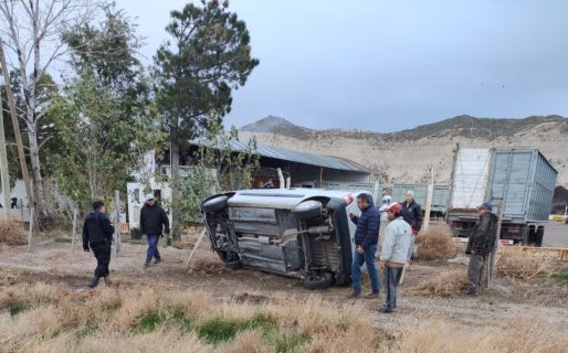 Una mujer volcó y quedó atrapada en el interior del auto