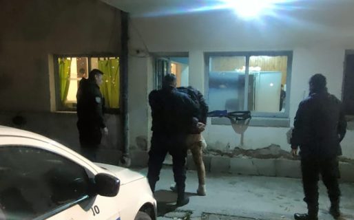 Entró a robar a una casa y la familia lo detuvo