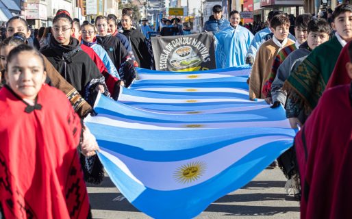 Comodoro se vistió de celeste y blanco en el 214° Aniversario de la Revolución de Mayo