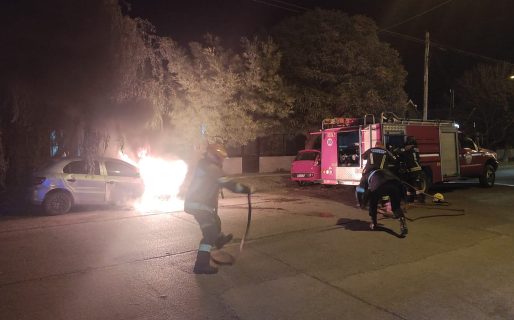 Bomberos Voluntarios controlaron el incendio de un vehículo