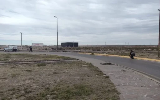 Cayó de un camión en movimiento y quedó inconsciente en el asfalto