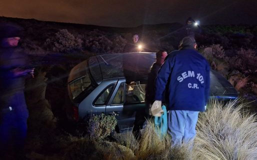 Espectacular vuelco de un VW Gol camino a Caleta Córdova