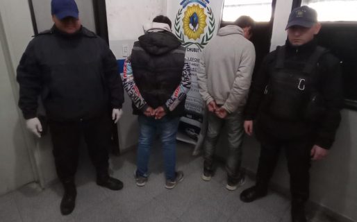 Los detuvieron por llevarse ropa de trabajo de un depósito