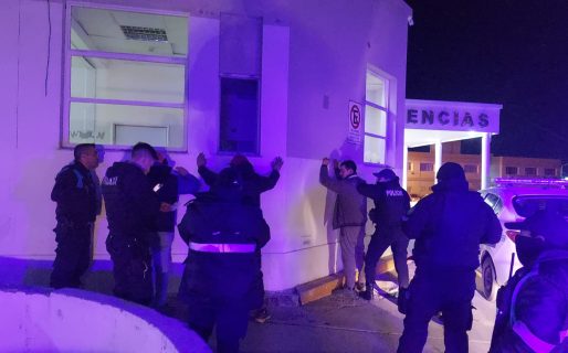 Detienen a 6 jóvenes por pelear e insultar a enfermeros en la guardia del Hospital Regional