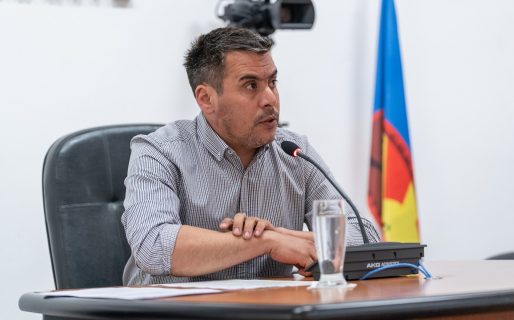 “Hay alumnos que alumbran las aulas con sus celulares”