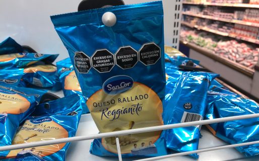 Una mujer intentó robar 58 paquetes de queso rallado de un supermercado