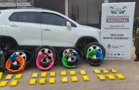 Ocultó ladrillos de cocaína dentro de las cubiertas de un auto