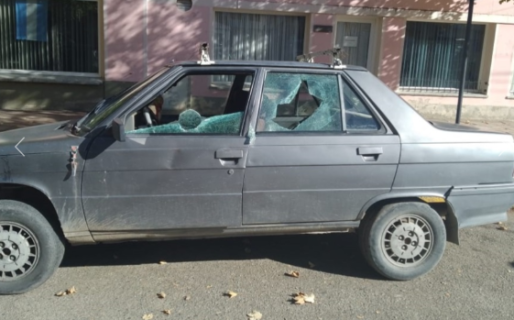 Golpeó a su pareja y le rompió los vidrios del auto