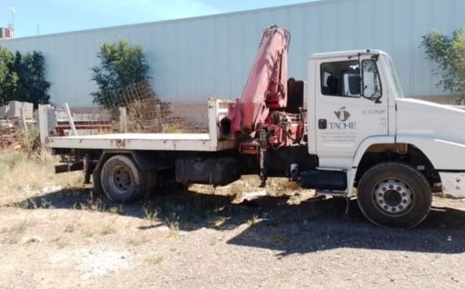 Robaron un camión grúa de una obra en Km 3