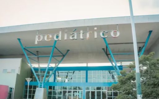 Internaron a un nene de 2 años: su mamá dijo que se había caído de la cama, pero la detuvieron por maltrato