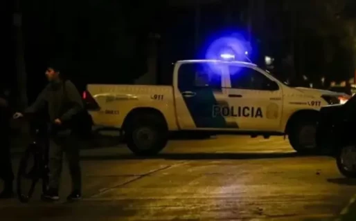 Una mujer dejó a su perro en la vereda y un vecino la amenazó con un arma: “Si le hace algo a mi hija los mato”