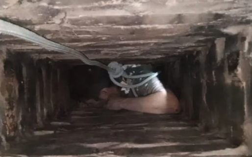 Un ladrón entró a robar a una casa, quedó atrapado en la chimenea y lo tuvieron que rescatar los bomberos
