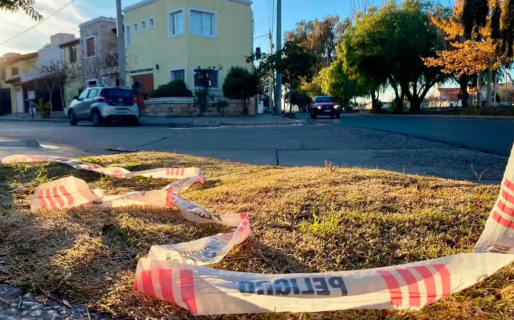 Un policía de civil mató a tiros a un ladrón que intentó robarle la bicicleta en la puerta de su casa