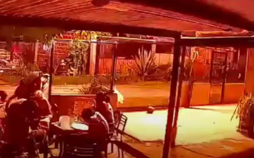 Cayó un rayo y asustó a una familia que tomaba mate en el patio
