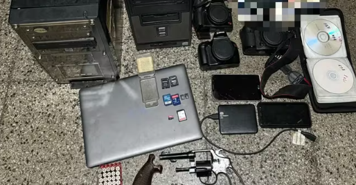 Aberrante: un abuelo le tomaba fotos a su nieta de 14 años con la ayuda de su hija y madre de la menor