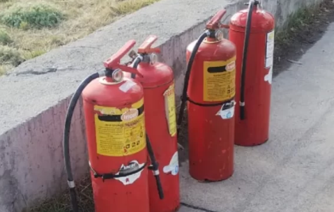 Los descubrieron cuando querían escapar con cuatro matafuegos