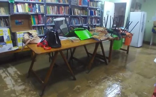 Se inundó la Biblioteca Elum Duham y sufrieron pérdidas de libros: «Siempre en la adversidad se nota la buena voluntad de la gente»