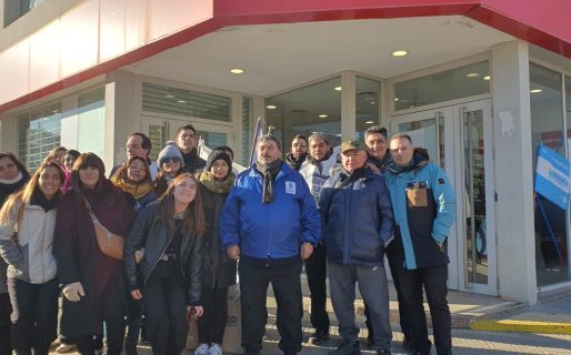 Retención de servicios en un banco por el despido «sin causa» de una empleada