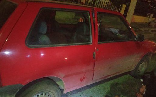 Dos hombres fueron detenidos mientras intentaban sustraer elementos de un vehículo