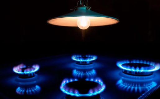El Gobierno evalúa postergar los aumentos de tarifas de luz y gas por todo el invierno
