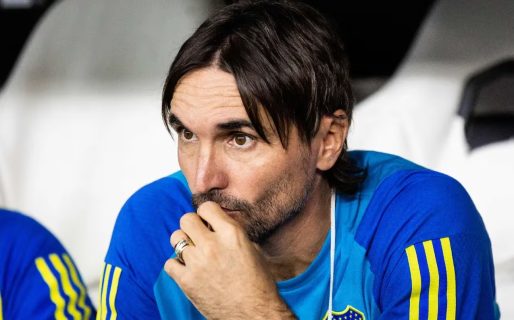 Dolor de cabeza para Martínez: un futbolista clave en Boca no pudo terminar la práctica por una molestia