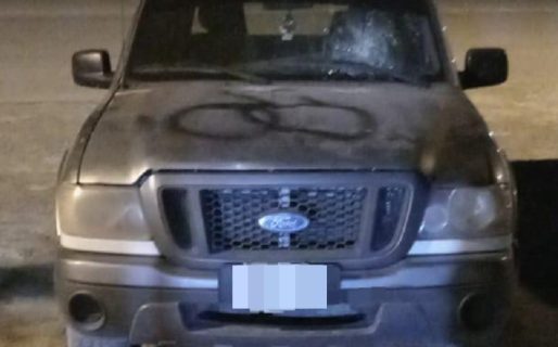Cuatro masculinos quedaron detenidos por dañar un vehículo