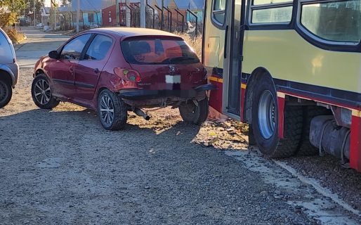 Un colectivo se quedó sin frenos y chocó varios autos estacionados