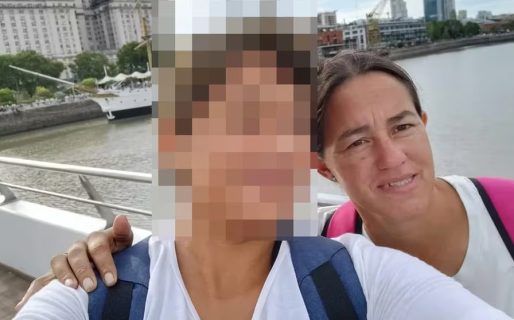 Una mujer fue hallada asesinada en su cama y sospechan de su entorno
