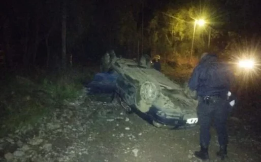 Se quedó sin frenos cuando bajaba de un cerro y volcó
