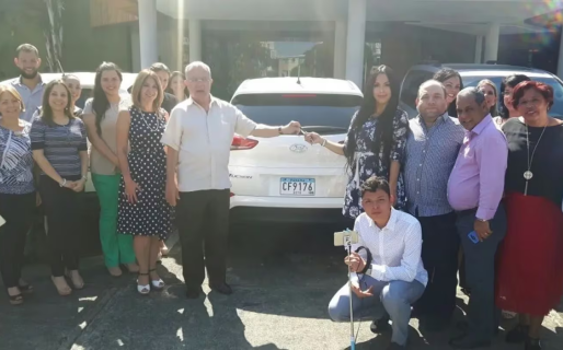 Les regala autos 0 Km a sus empleados y uno de ellos ya tiene cinco