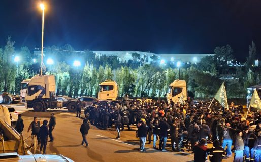 Camioneros concentran en la rotonda de Ruta 3 y 26