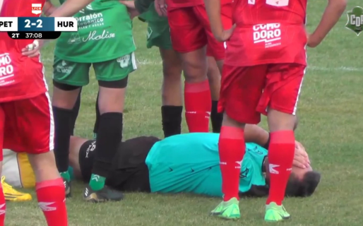 La insólita patada que recibió el árbitro de Petro-Huracán que casi lo saca del partido