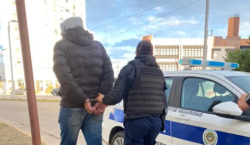 Inseguridad en el centro: detuvieron a un hombre por robar bolsas del interior de una camioneta