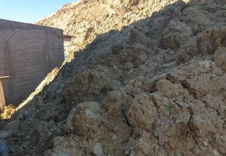 Una vecina denunció que el cerro se está desplomando sobre su casa «hoy prácticamente está pegado»