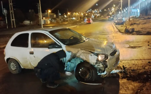 Perdió el control de su vehículo y chocó contra un poste de alumbrado público