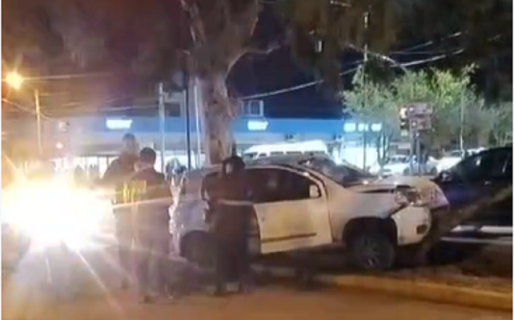 Perdió el control del vehículo y colisionó contra un árbol