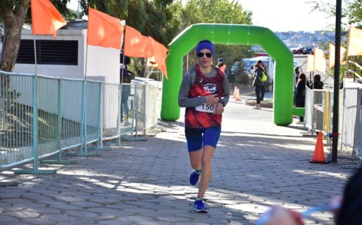 Miguel Licanqueo y Cinthia Pinto fueron los ganadores de la Corrida Universitaria Solidaria