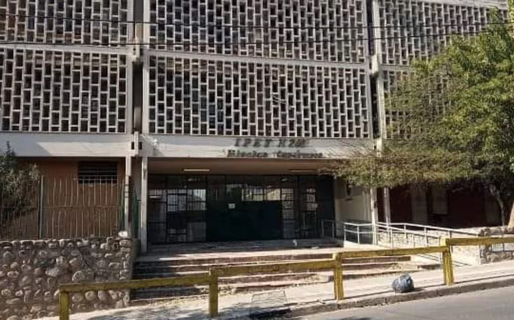 Un padre entró al colegio de su hija y se peleó a golpes con cinco alumnos