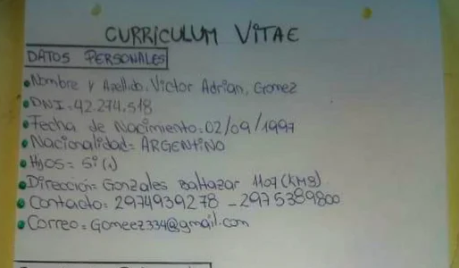 «Solo necesita una oportunidad» un hombre busca trabajo y escribió su currículum a mano