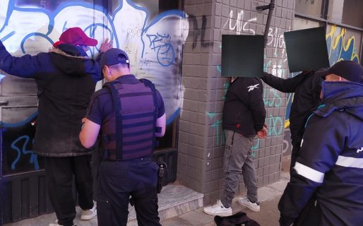 Tomaban en la calle, insultaron a los policías y terminaron detenidos