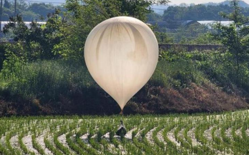 La guerra de la basura: Corea del Norte lanza cientos de globos con desechos y porquerías a su vecino del Sur