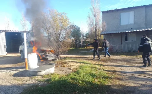 Intentó arreglar una camioneta pero se le incendió