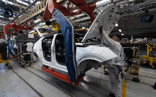 La actividad industrial cayó por décimo mes consecutivo y acumula un derrumbe de 17% en el primer cuatrimestre